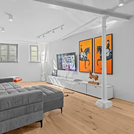 Innenstadt- Parken- Naehe Rathaus Augsbourg